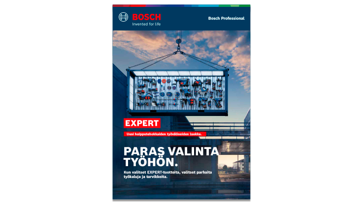 Sininen Bosch Professional -työkalunäyttö, jossa on erilaisia työkaluja, roikkuu rakennustyömaalla. Taustalla näkyy moderni rakennus.