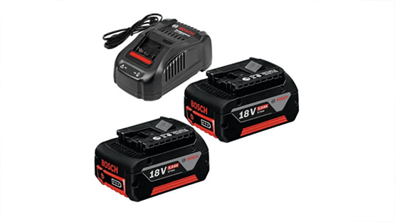 Deux batteries Bosch 18V et un chargeur sur fond blanc.