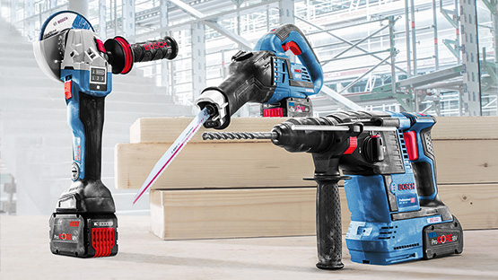 Trois outils Bosch Professional sur du bois, bleus avec des accents rouges.