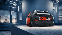Ett Bosch Professional CORE 18V-batteri står på en grå yta.