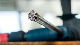 Närbild av en blå Bosch Professional skruvbits.