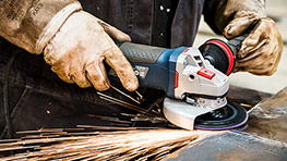 En Bosch Professional vinkelslipmaskin producerar gnistor vid slipning.