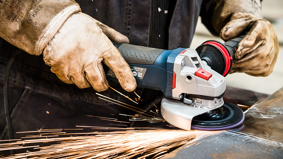En Bosch Professional vinkelsliber producerer gnister ved metalbearbejdning.