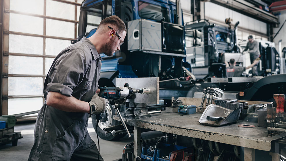 Un avvitatore a batteria Bosch Professional viene utilizzato su un tavolo.