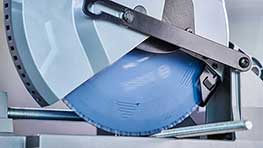 Een Bosch Professional verstekzaag met een blauw zaagblad en een metalen frame.