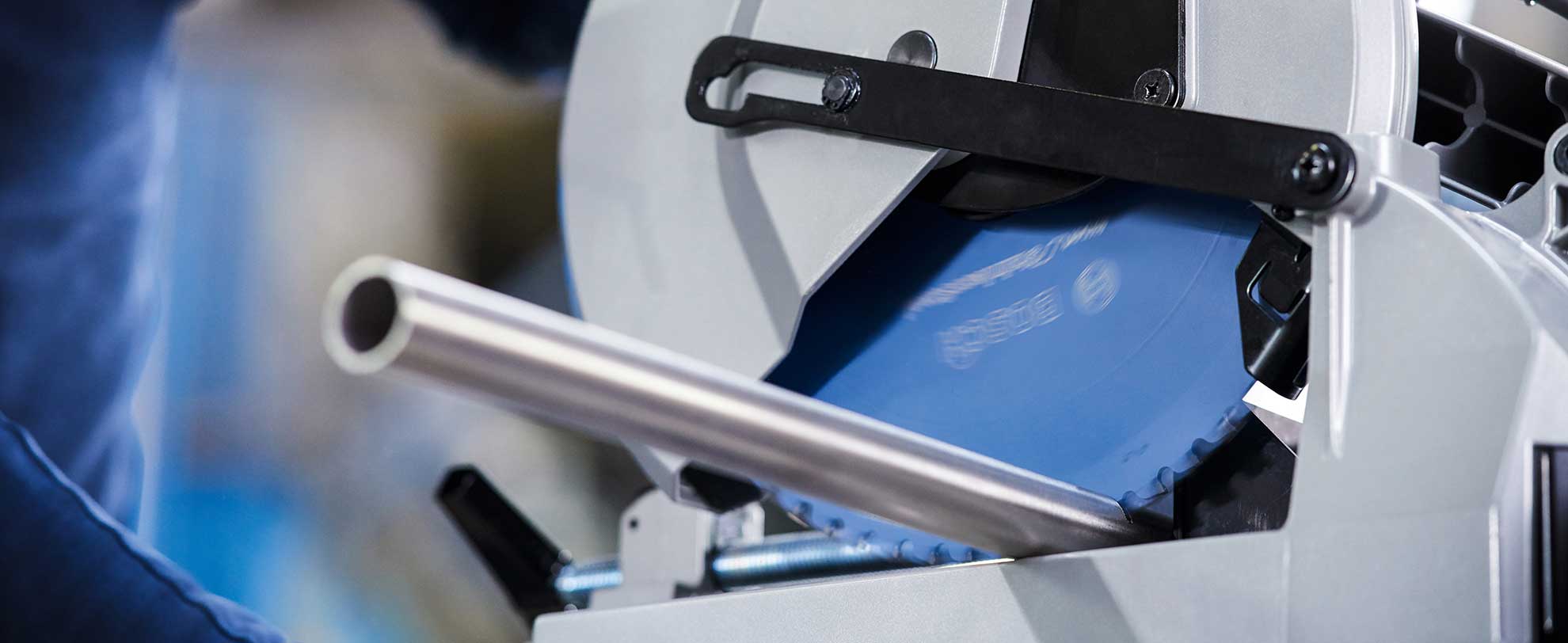 Een Bosch Professional cirkelzaag met een blauw zaagblad en een metalen buis.