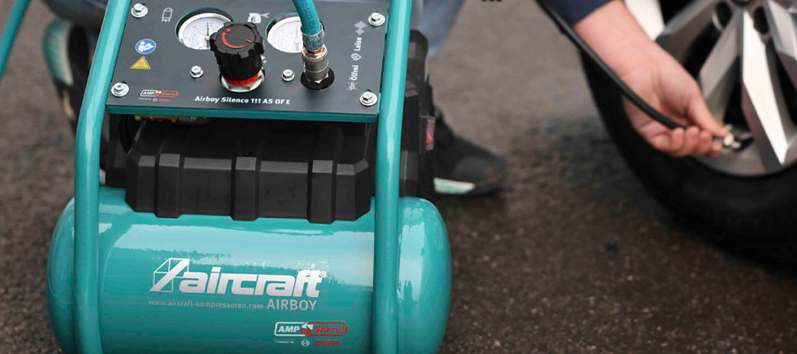 Zelený kompresor Aircraft Airboy se používá k nafukování pneumatik.