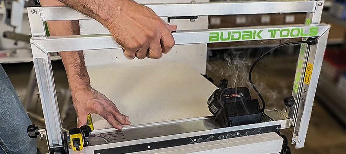 Řemeslník používá stroj Budak Tools k práci se dřevem.