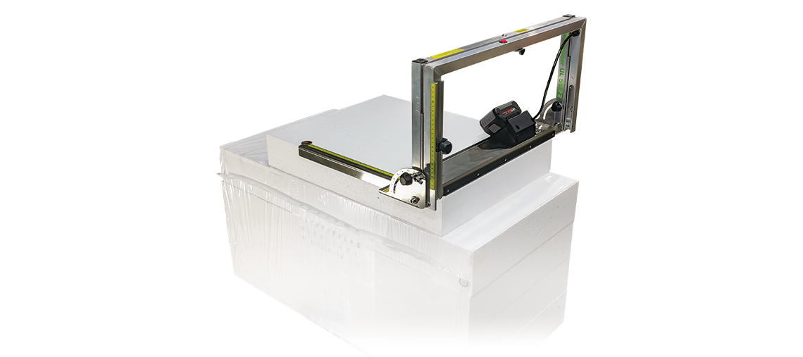 Nástroj Bosch Professional s vodicí lištou na bílém stole.