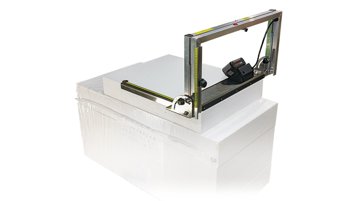 Zařízení na řezání Bosch Professional na bílé pracovní ploše.