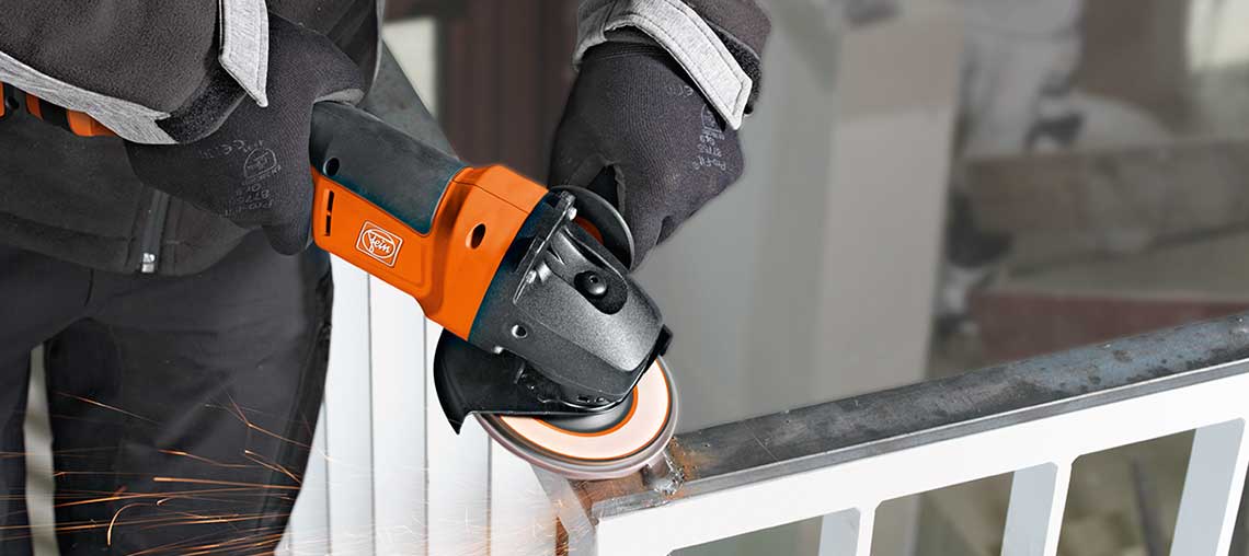 Úhlová bruska Bosch Professional řeže kov, jiskry létají.