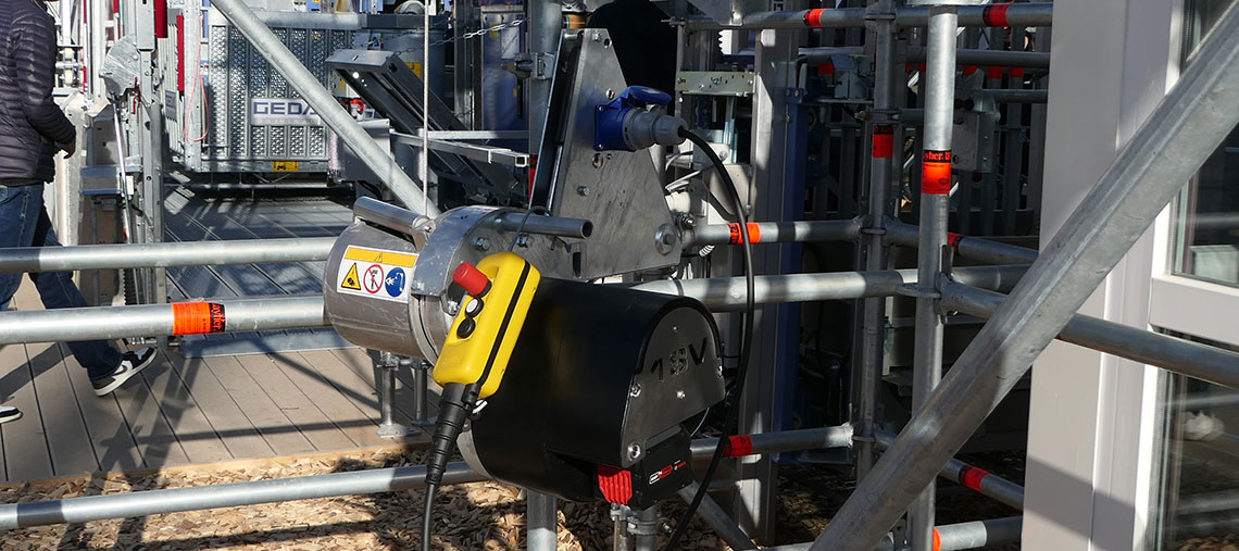 Žlutý nástroj Bosch Professional s ovládáním na lešení.