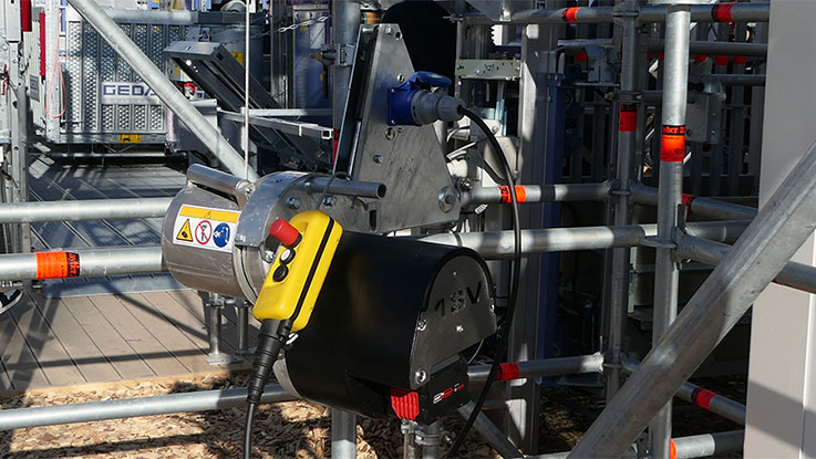 Motor Bosch Professional s ovládáním na lešení.