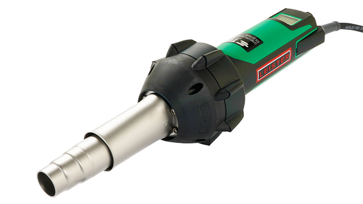 Zelený fén leží na bílém pozadí.