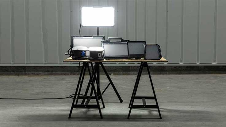 Profesionální nástroje Bosch na stole v průmyslovém prostředí.