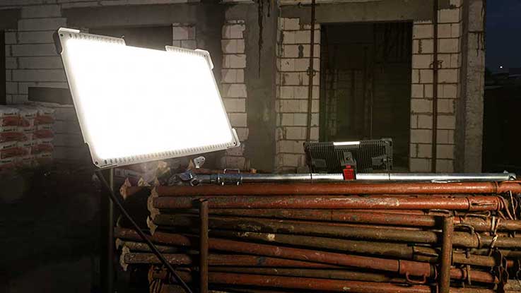 Jasné stavební světlo stojí na dřevěné konstrukci v místnosti.