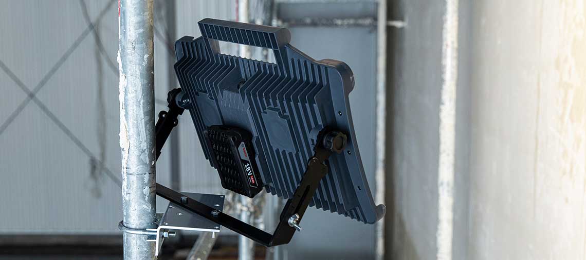 LED pracovní světlo Bosch Professional visí na lešení.