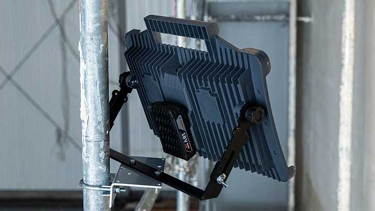 Černé LED světlo Bosch Professional namontované na lešení.