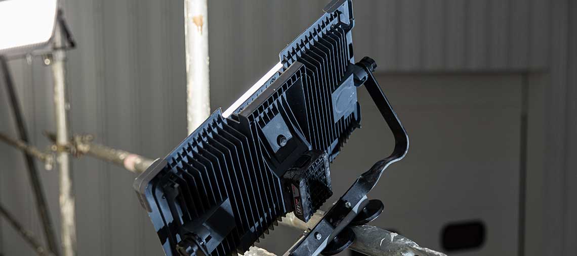 Černé LED světlo Bosch Professional stojí na lešení.