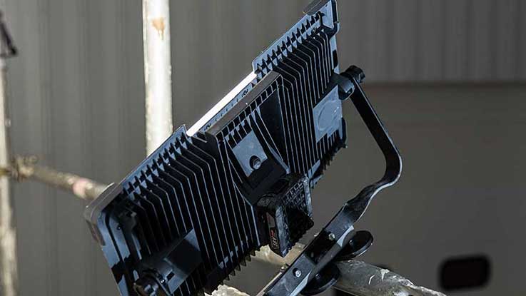 Černý nástroj Bosch Professional namontovaný na lešení.