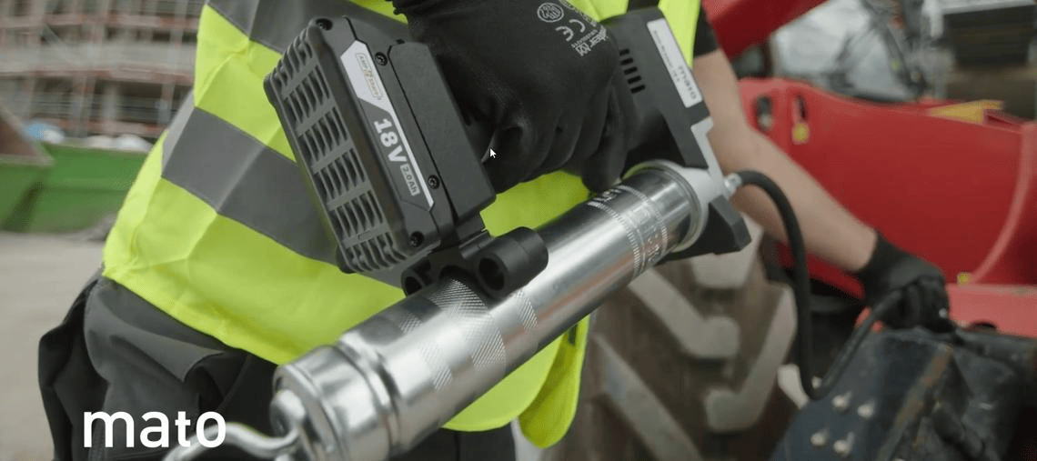 Pracovník drží v ruce nástroj Bosch Professional s baterií.