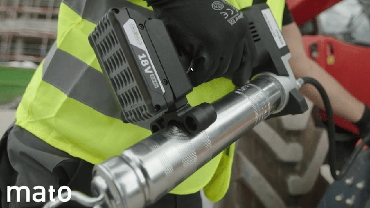 Nástroj Bosch Professional 18V na baterie drží osoba.