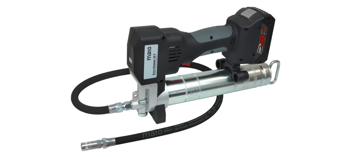 Černý akumulátorový nástroj na mazání se stříbrnou nádobou.