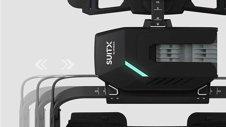 Černý držák SUITX se modrým LED displejem na světlém pozadí.