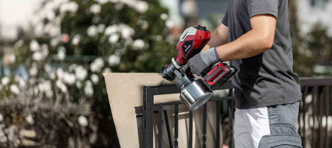 Zařízení na stříkání barvy Bosch Professional drží osoba.