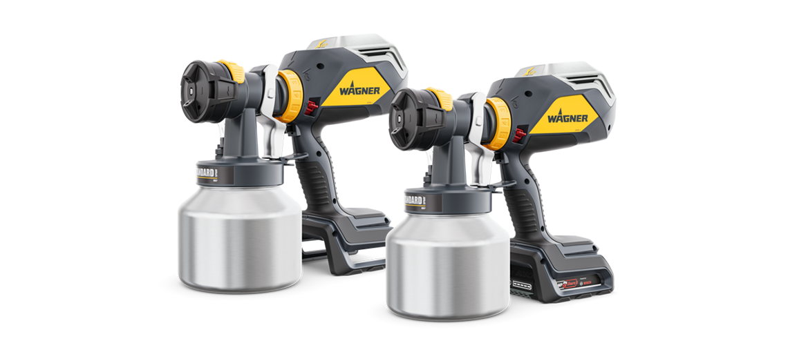 Tři stříkací zařízení Wagner se stříbrnými nádobami na bílém pozadí.