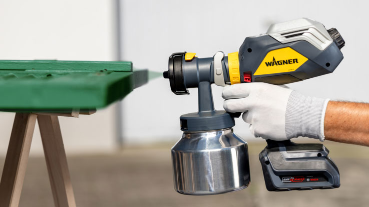 Stříkací pistole Wagner se používá na zeleném povrchu.