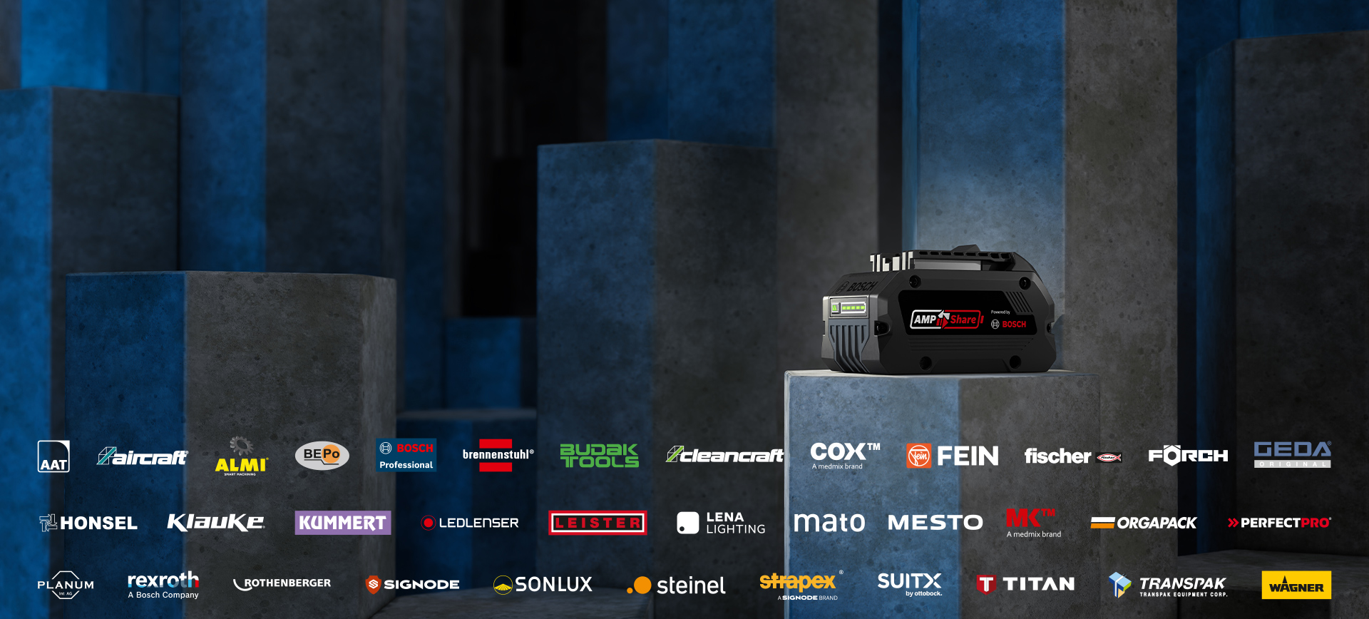 Černá baterie Bosch Professional na šedém podstavci před modrou zdí.