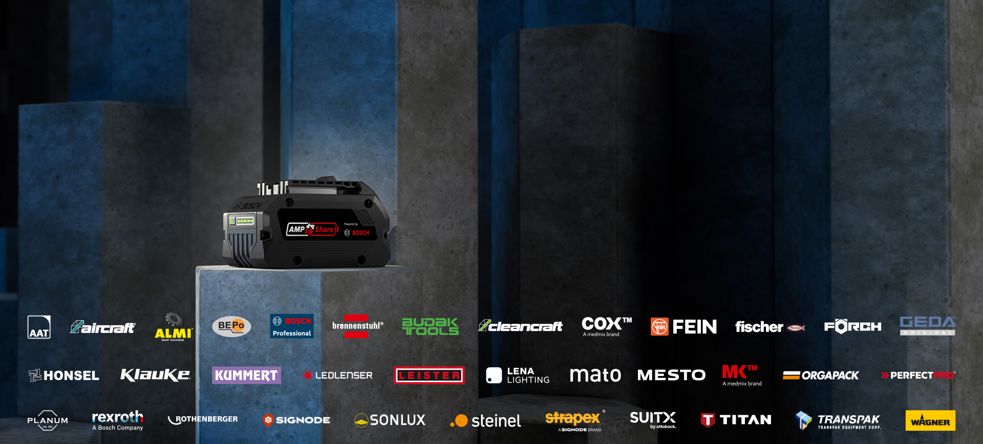 מכשיר בוש שחור עומד על בלוק אפור מול קירות כחולים, עם לוגואים בחזית.