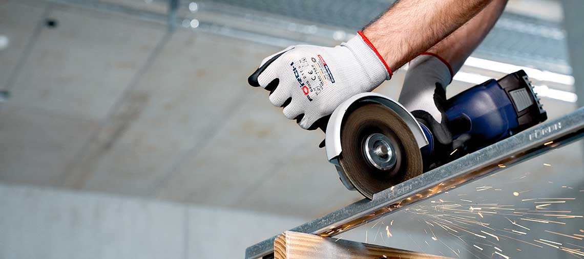 Занаятчия реже метал с синя професионална машина за рязане на Bosch.