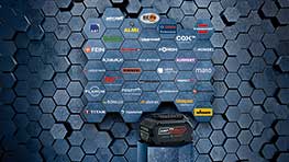 En Bosch Professional verktygslåda framför en hexagonal vägg med logotyper.