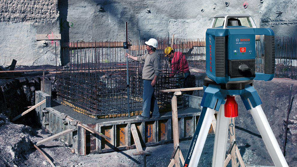 Bosch Professional Laser on construction site, workers check formwork and reinforcement.