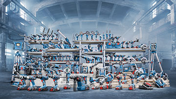 Olika Bosch Professional verktyg i ett modernt lager.