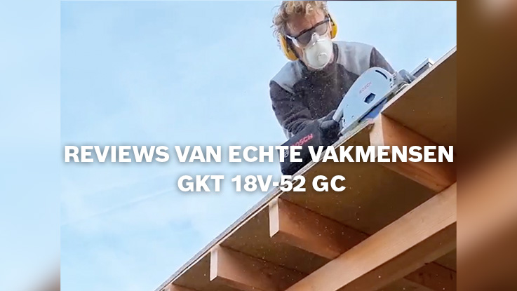Een man met veiligheidsbril zaagt hout met een Bosch cirkelzaag.