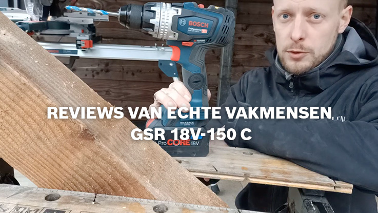 Een man houdt een Bosch Professional accuboormachine boven een houten plank.