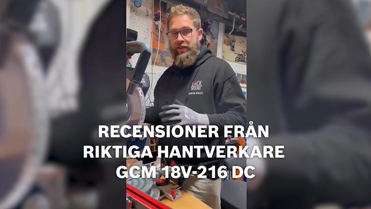 En man med skägg och handskar förklarar en Bosch såg i en verkstad.