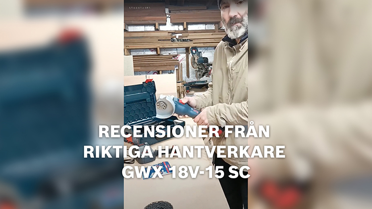 En man håller en Bosch GWX 18V-15 SC vinkelslipmaskin i en verkstad.