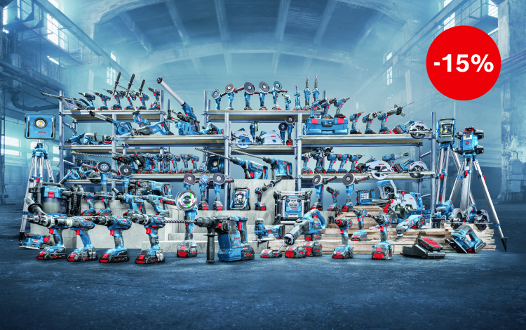 Różne niebieskie narzędzia Bosch Professional stoją na półkach i podłodze.