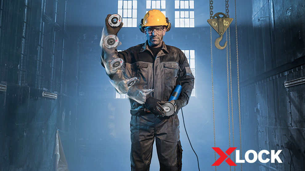 Ein Mann in Arbeitskleidung hält ein Bosch XLOCK Werkzeug in der Hand.
