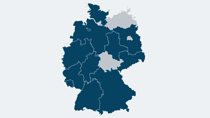 Eine politische Karte von Deutschland zeigt die Bundesländer in Dunkelblau und Hellgrau, auf hellgrauem Hintergrund.