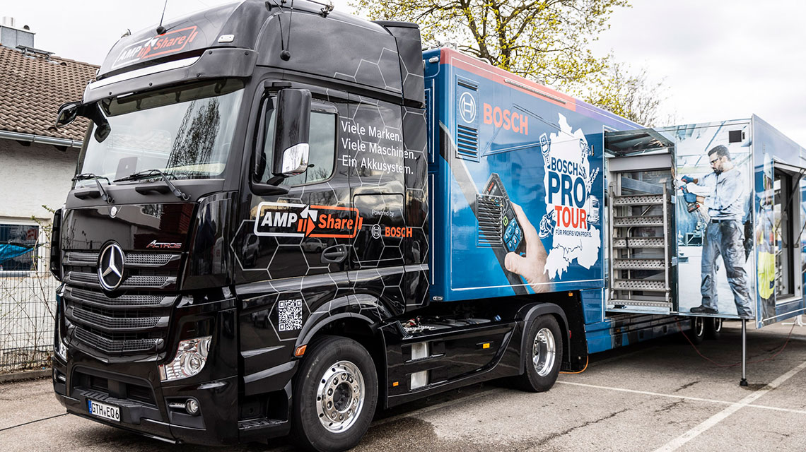 Aletler ve reklamalı baskı ile siyah bir Bosch van.