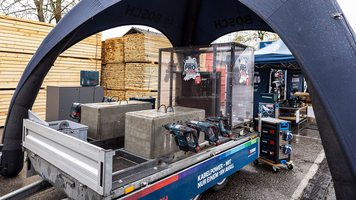 Bosch professionelle værktøjer på en trailer, betonblokke i baggrunden.