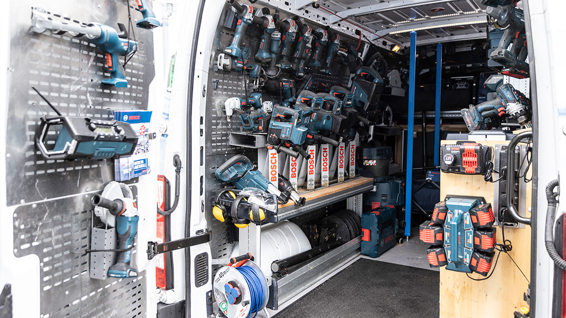 En Bosch Professional værktøjsvogn med adskillige værktøjer og tilbehør.