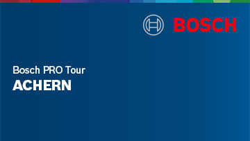 Ein Banner mit dem Text "Bosch PRO Tour ACHERN" auf blauem Hintergrund, oberhalb ein Bosch-Logo.