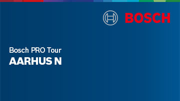 En blå baggrund med Bosch-logoet og teksten "Bosch PRO Tour Aarhus N" i hvid skrift.