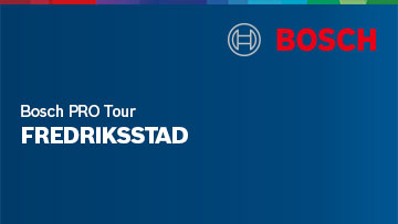Bosch-logo i rødt på blå bakgrunn, ved siden av teksten "Bosch PRO Tour FREDRIKSTAD" i hvitt.